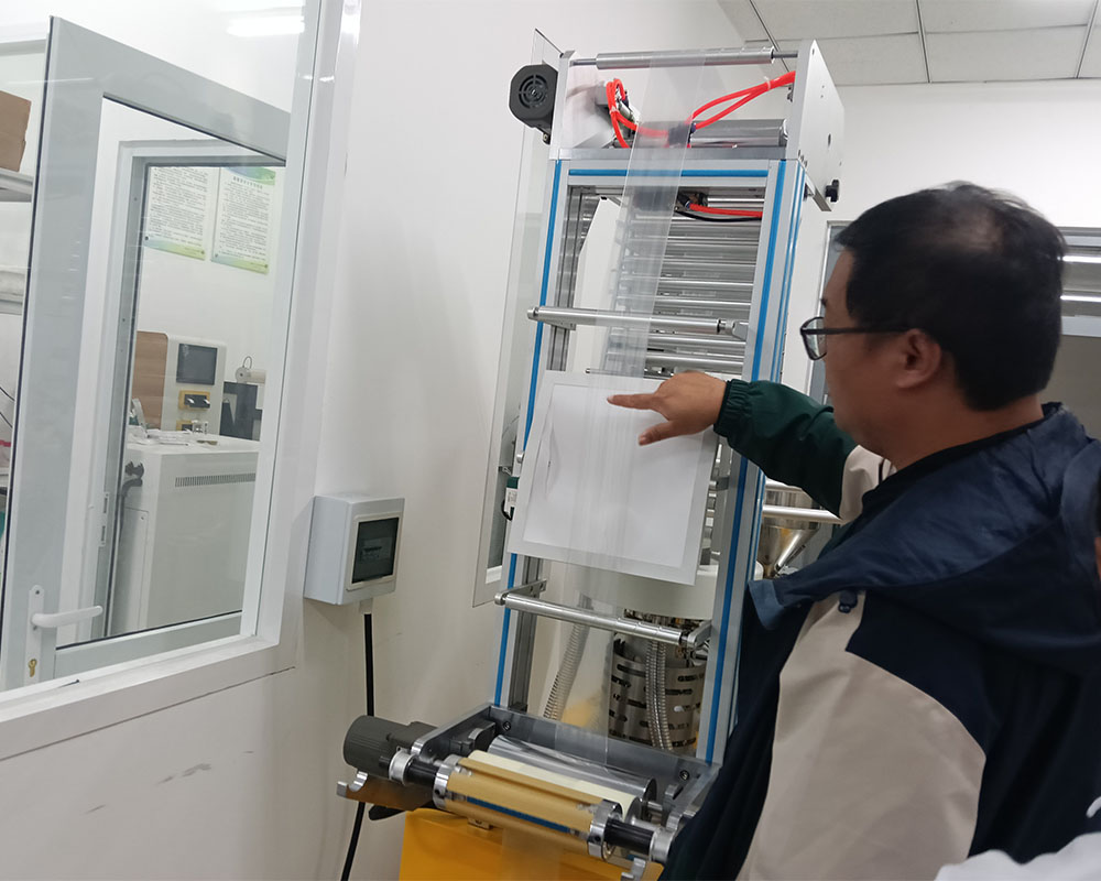 天津科技大學吹膜機.jpg